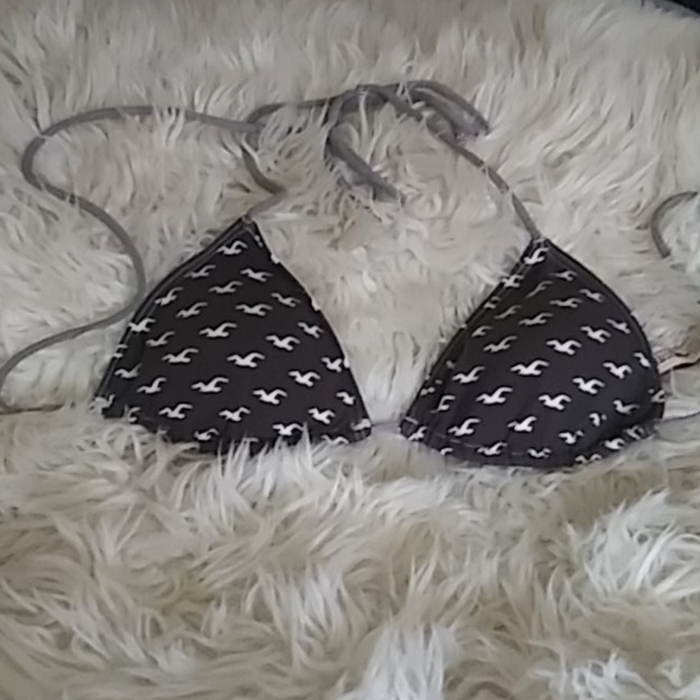 Hollister insignia triangle top
